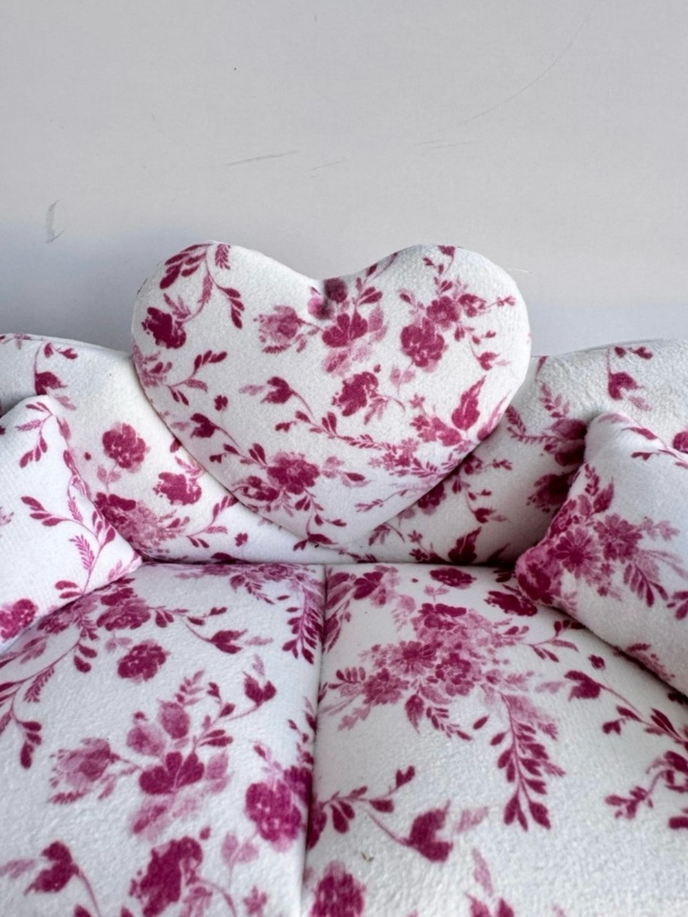Heart-Back Floral Mini Sofa in White and Pink - Picture 4 of 8
